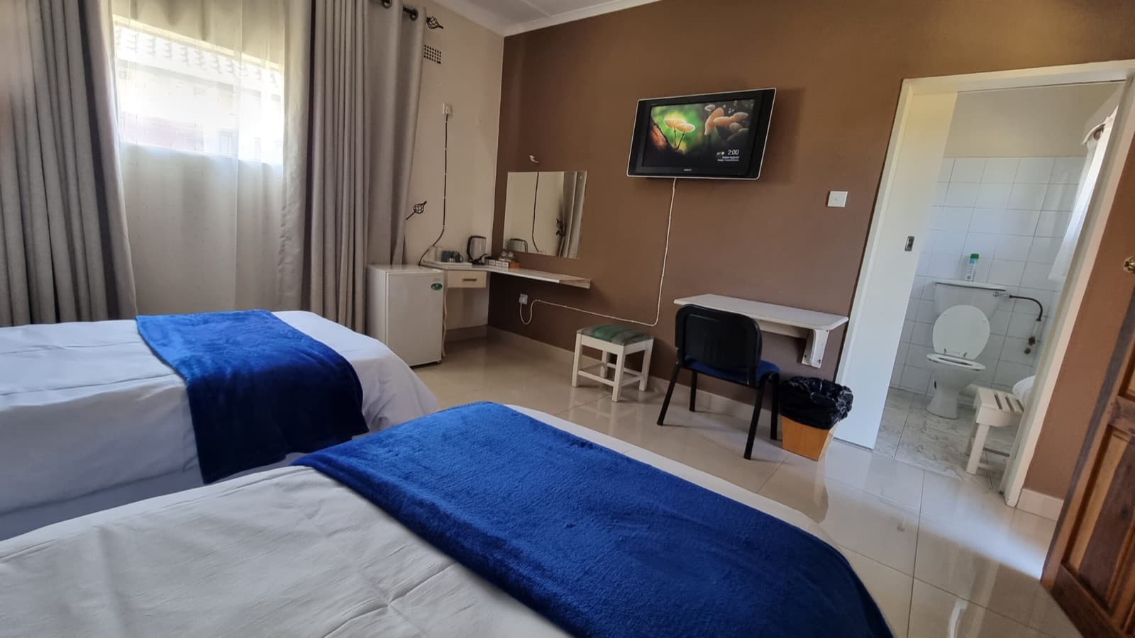 Twin room with desk, TV and ensuite bathroom